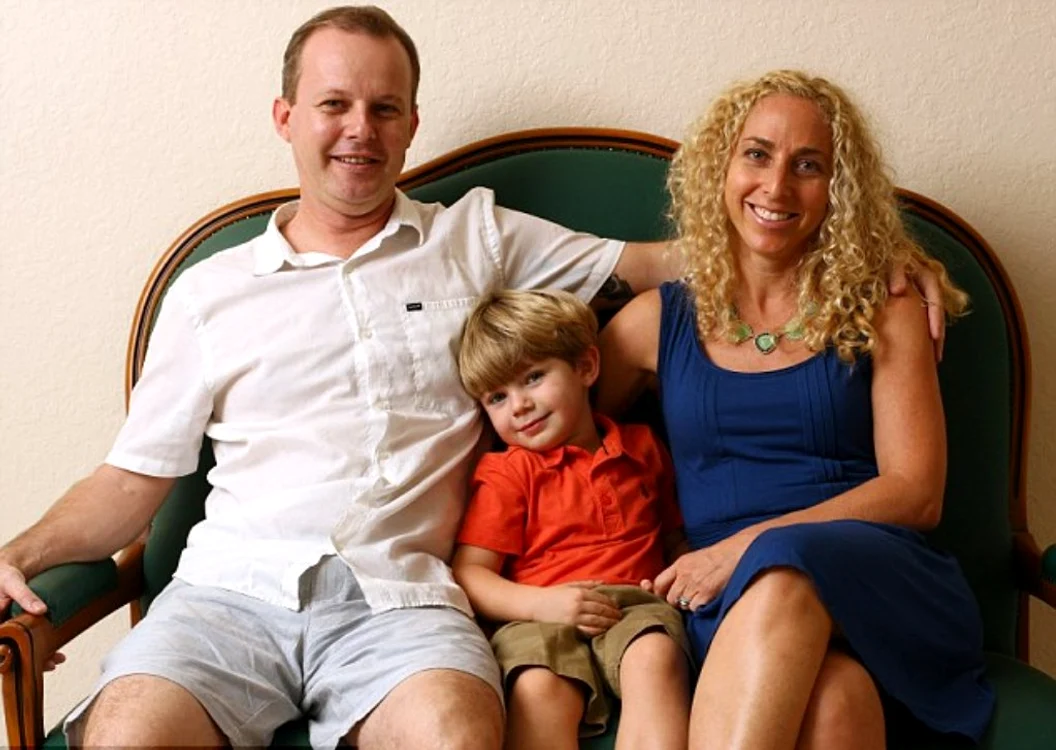 
    Micuţul Elijah Howell împreună cu părinţii săi  
