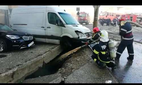 Pompierii au sosit rapid la fața locului și au stins focul pornit sub asfalt  jpeg