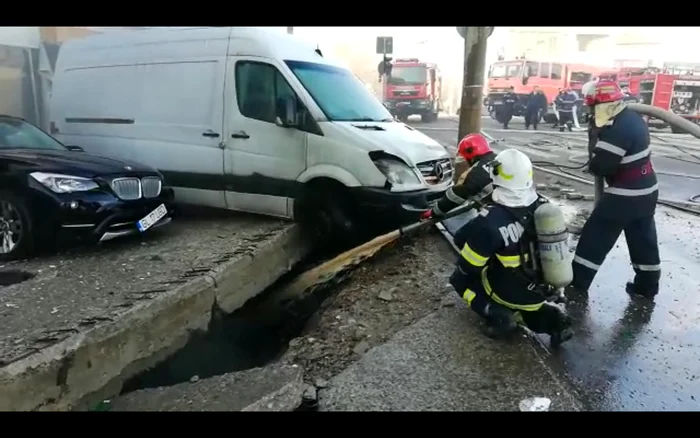 Pompierii au sosit rapid la fața locului și au stins focul pornit sub asfalt 