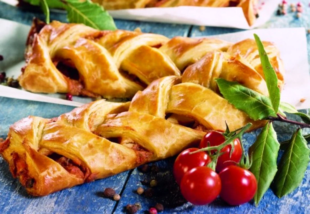 
    Strudelele nu sunt doar dulciuri, ci pot fi preparate si cu carneclickpoftabuna.ro  