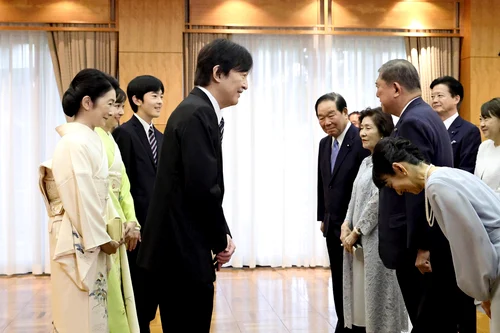 Prințul Akishino, Prințesa Kiko și Prințesa Kako cu Împăratul Naruhito la majoratul Prințul Hisahito al Japoniei. FOTO: Profimedia