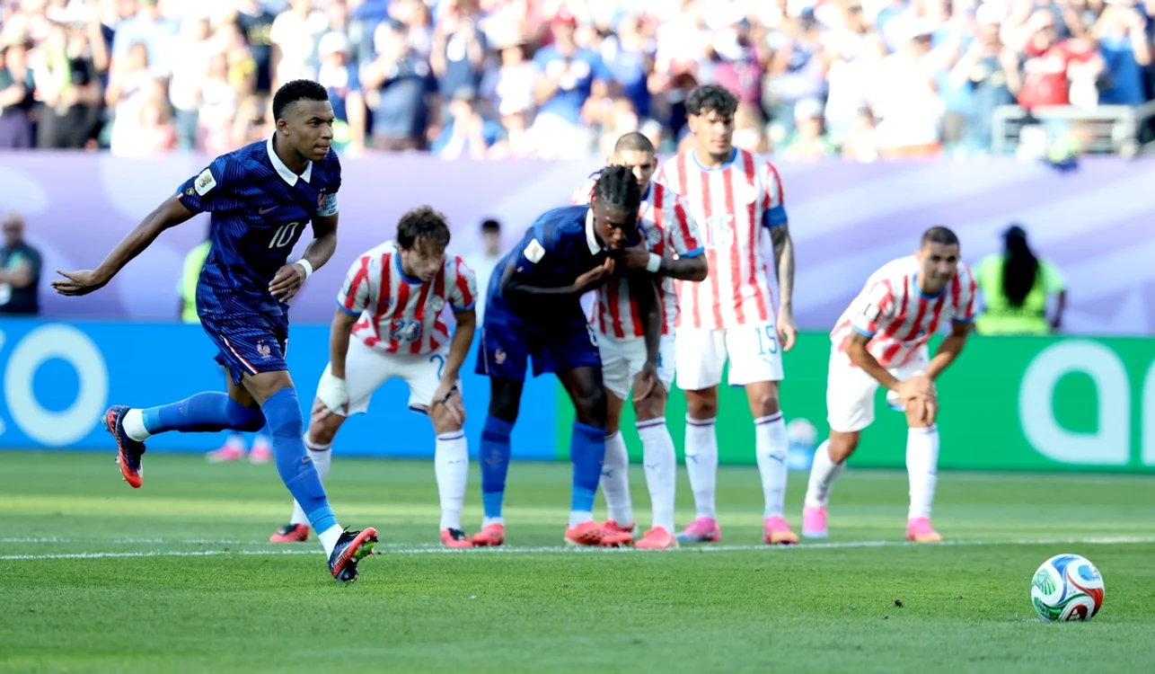 Kylian Mbappé (stânga), jignit la Campionatul Mondial (FOTO: EPA)