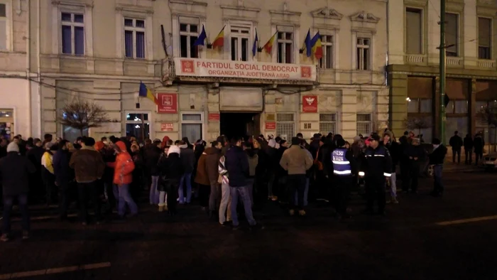 Arădenii s-au adunat în faţa sediului PSD