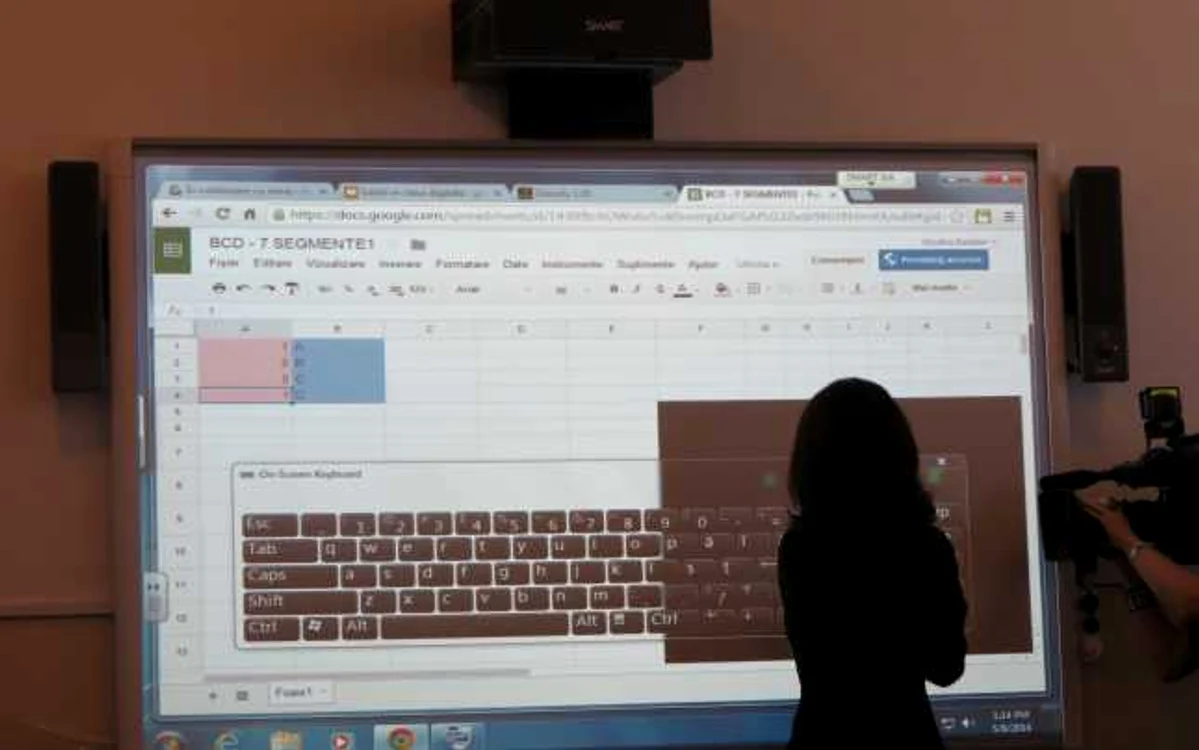 O lecţie de Electronică la tabla interactivă, la un liceu din Chiajna     FOTO: Adevărul / Ioana Nicolescu
