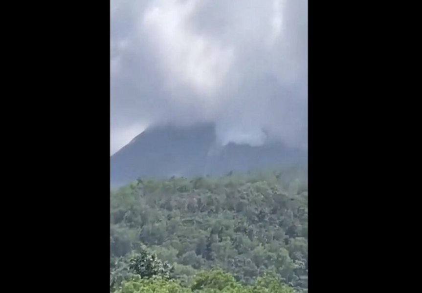 Vulcanul Marapi din Indonezia a erupt din nou. Cenușa s-a ridicat la 1.300 metri altitudine deasupra craterului