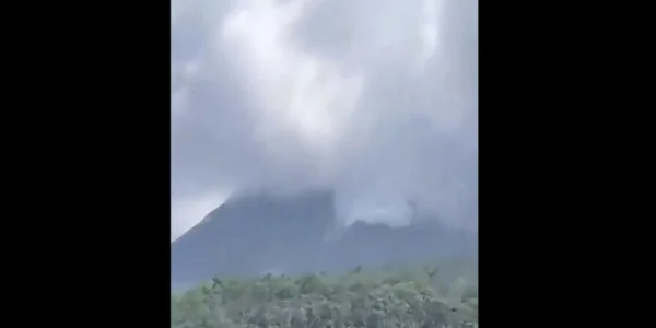Vulcan erupt in indonezia FOTO Twitter  png