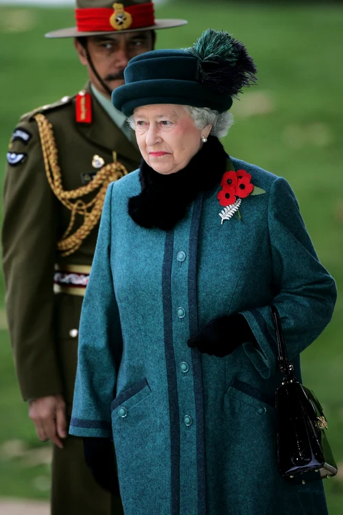 Regina Elisabeta cu guler de blană, GettyImages 72516381 jpg