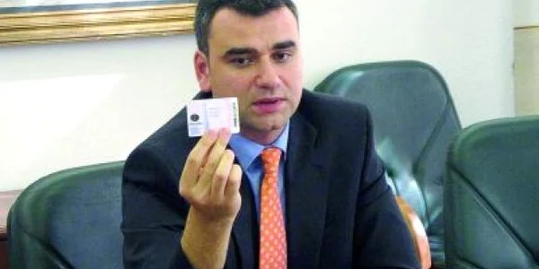 Iaşi:EXCLUSIV Fost prefect, Marius Bodea, i-a pus pilă unui agent de la Rutieră, acuzat de corupţie