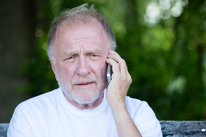 La numărul de telefon 0800.460.001, persoanele vârstnice primesc sfaturi şi sunt îndrumate de operatorii specializaţi în asistenţă socială