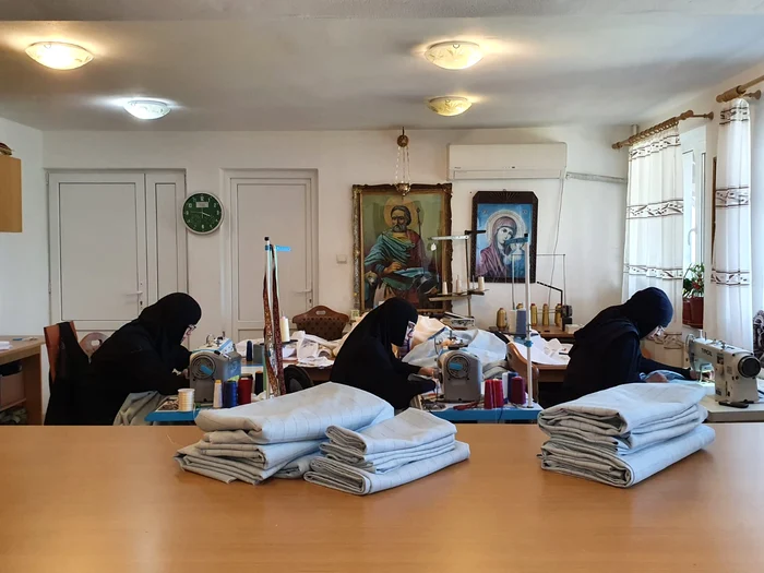 
    Maicile de la Mănăstirea ”Sf. Ioan Botezătorul”, din Lipnița, cos diverse obiecte în atelierul lor de confecțiiFotografii: Mănăstirea Sf. Ioan Botezătorul-Lipnița  