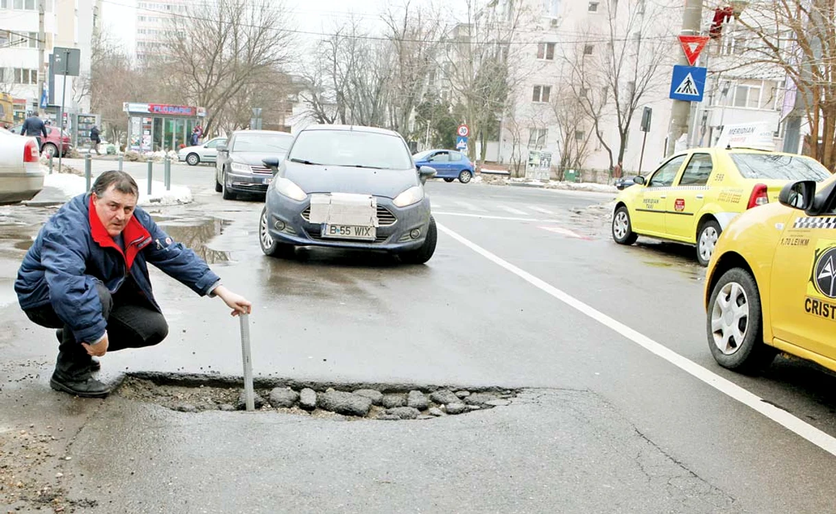 
    Strada Vasile  Lascăr, Sector 2. Chiar lângă şina de tramvai s-a căscat un craterFoto: Florin Şuler/Oana Neacşu  