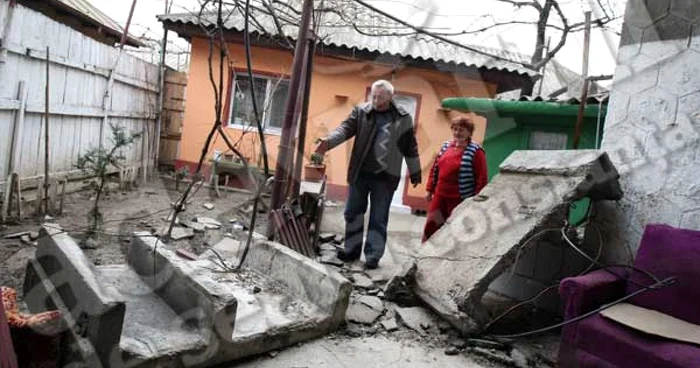 Bucăţile de beton au căzut în curtea familiei Drăceanu