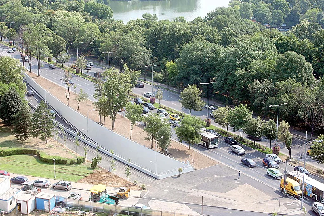 Intrare Şos.  Bucureşti-Ploieşti, Coadă de autovehicule la  semaforul de la suprafaţă,  puţini şoferi în pasaj