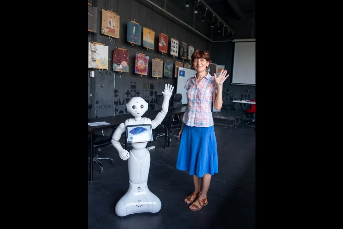„   așa cum Alice trecuse dincolo de oglindă” – interviu cu Oltița CÎNTEC, curator al Festivalului Internațional de Teatru pentru Publicul Tînăr Iași jpeg