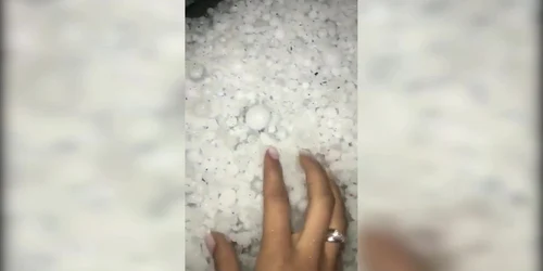 Furtună pe Valea Prahovei: grindină de mărimea unei nuci şi strat de gheaţă de 30 de centimetri