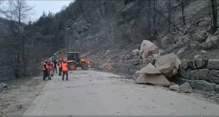 O parte din stânca detonată FOTO captură video