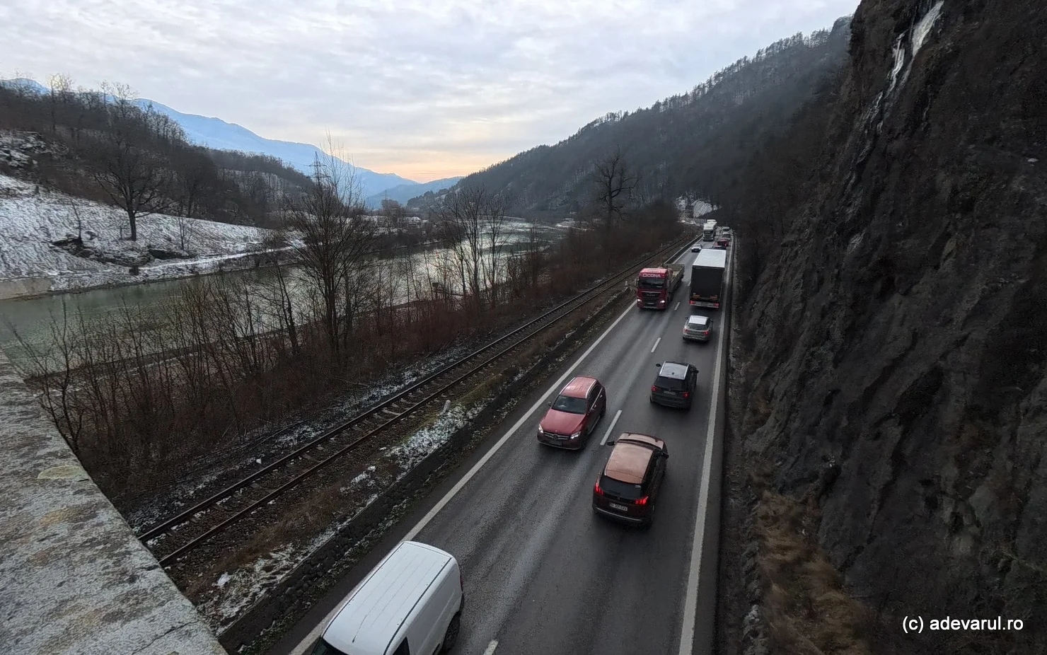 Restricții de circulație pe Valea Oltului timp de trei luni: circulație oprită în reprize de câte 30 de minute