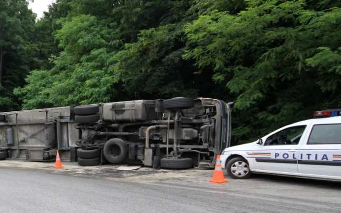 Poliţia a oprit traficul pe ambele sensuri FOTO Daniel Guţă