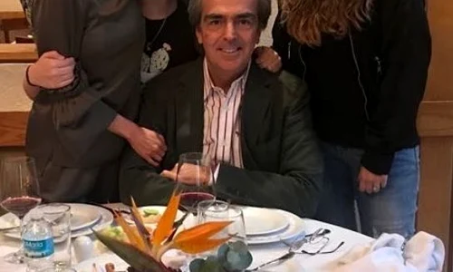 Edith Gonzalez radia de fericire în sânul familiei  În poză, de la stânga la dreapta: Edith, alături de fiica ei, de Lorenzo Lazo și de fiica acestuia din căsnicia anterioară jpeg
