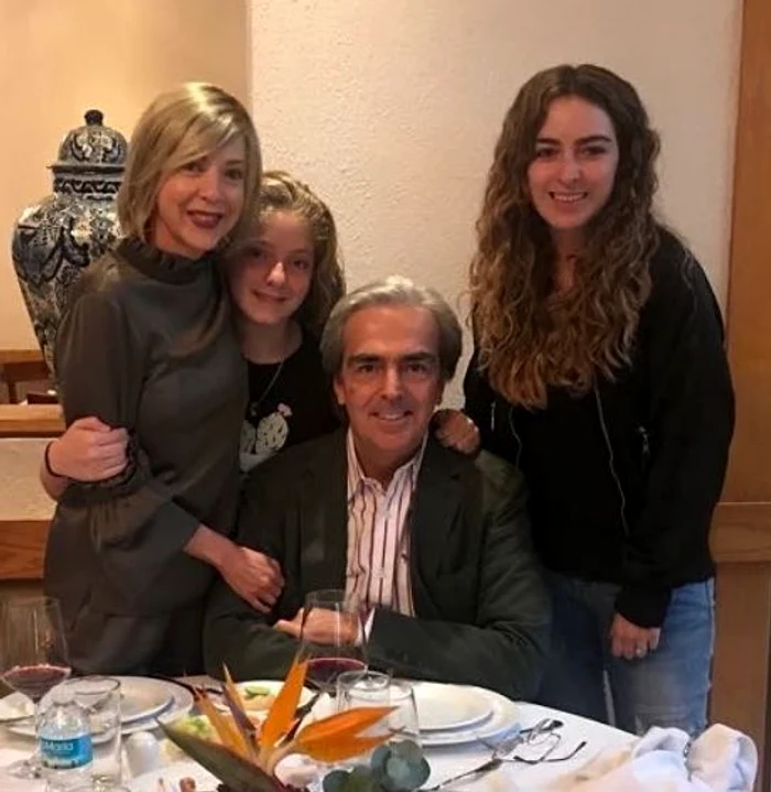 Edith Gonzalez radia de fericire în sânul familiei. În poză, de la stânga la dreapta: Edith, alături de fiica ei, de Lorenzo Lazo și de fiica acestuia din căsnicia anterioară