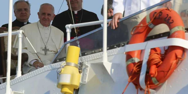 Papa Francisc la bordul unei nave care l-a transportat pe insula italiană Lampedusa din sudul Italiei