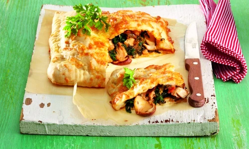 pizza calzone cu legume si branza jpeg