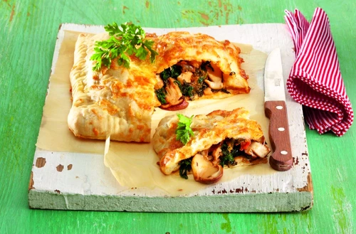 pizza calzone cu legume si branza jpeg
