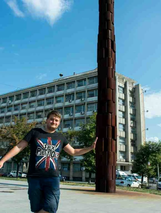 
    Dacă nu au avut ce vizita, cei doi români s-au resemnat cu mâncare și băuturăFoto: Mircea Topoleanu/vice.com  