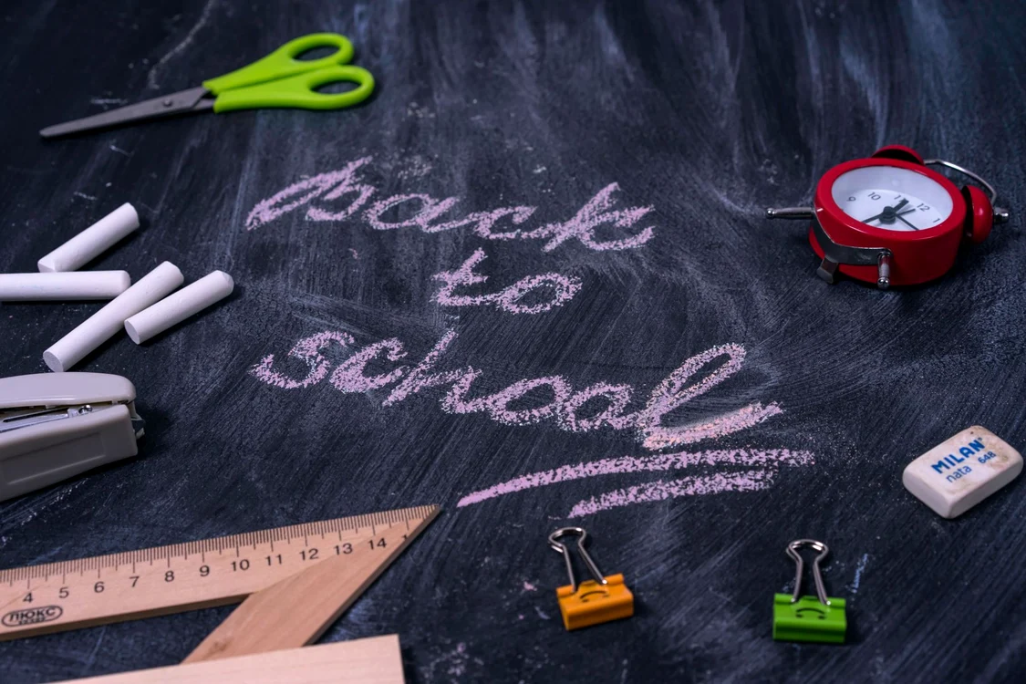 Pe o tablă scrie Back to School