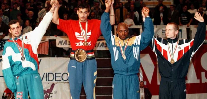 Dorel Simion (al doilea de la stânga spre dreapta) promite o carieră frumoasă şi ca antrenor