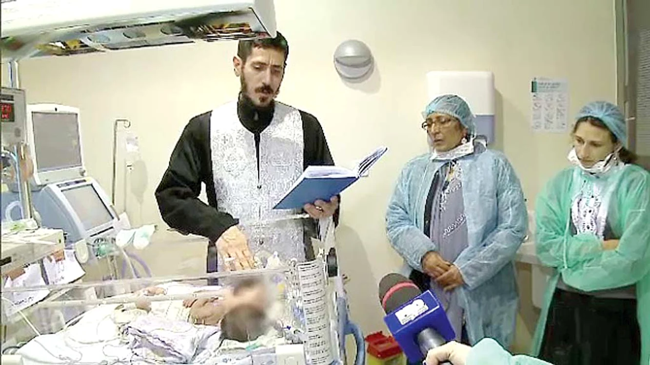 
    Preotul le-a făcut fetiţelor  slujba de creştinareFoto: PRO TV  