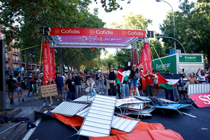 Protestatarii pro-palestina au blocat podiumul. Turul Spaniei a fost anulat / Sursa foto: El Pais
