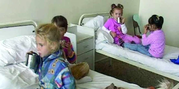 La „Sfântul Pantelimon”, micuţii stau câte doi in pat