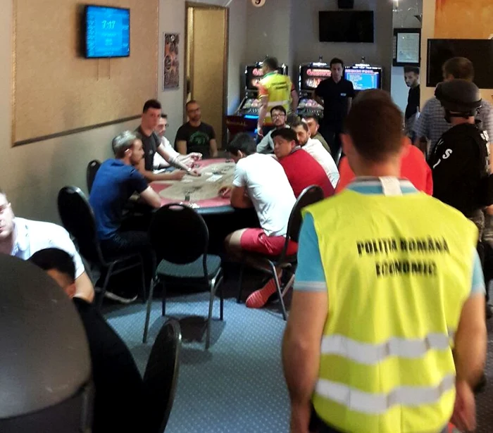Polițiștii au găsit toate mesele ocupate cu împătimiți de pocker