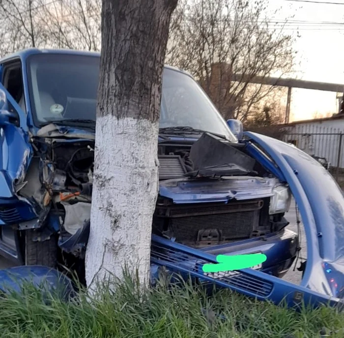 În urma impactului, șoferul băut a ajuns la spitalul din Roman FOTO ISU Neamț