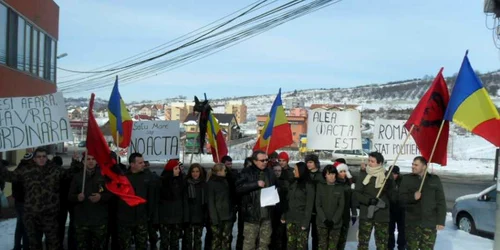 Grupul din Satu Mare s-a oprit să protesteze în faţa pensiunii Monaco (foto: Iulian Duma)