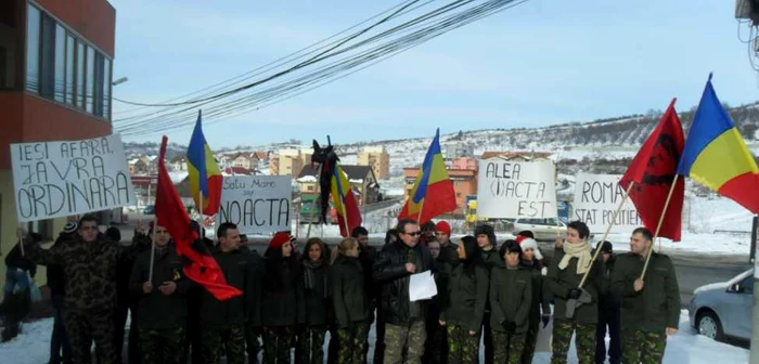 Grupul din Satu Mare s-a oprit să protesteze în faţa pensiunii Monaco (foto: Iulian Duma)