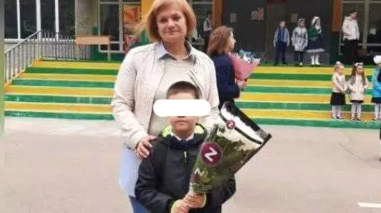 Copiii ruși au buchete de flori inscripționate cu simbolul invaziei Ucrainei. Foto Facebook