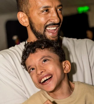 Kamara este nedespărțit de fiul lui, Leon, în vârstă de 10 ani