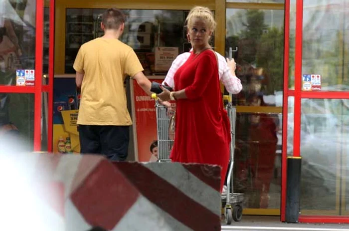 Îşi ascunde burtica sub haine largi