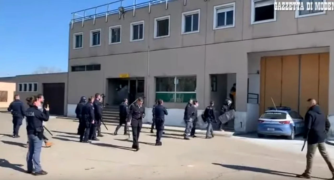 
    În pragul epidemiei de coronavirus, familiile nu mai au voie să își viziteze rudele aflate la închisoareFoto: captură video  
