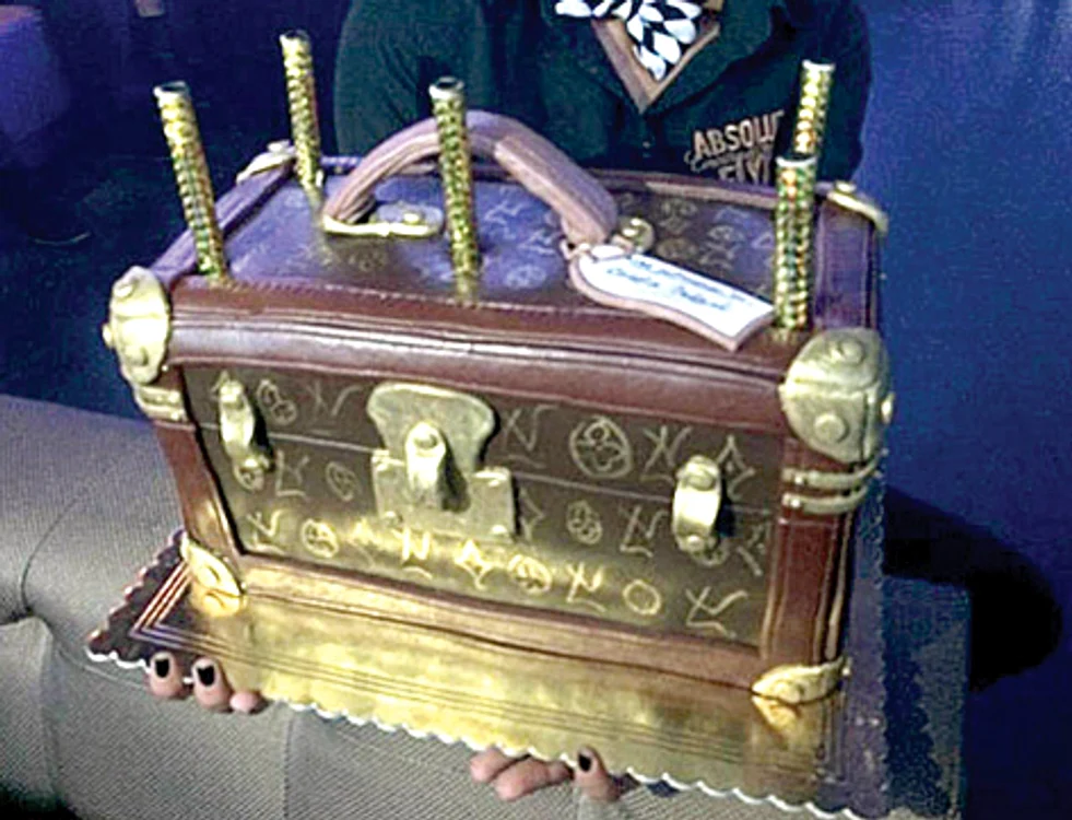 Bote a primit un tort în formă de valiză