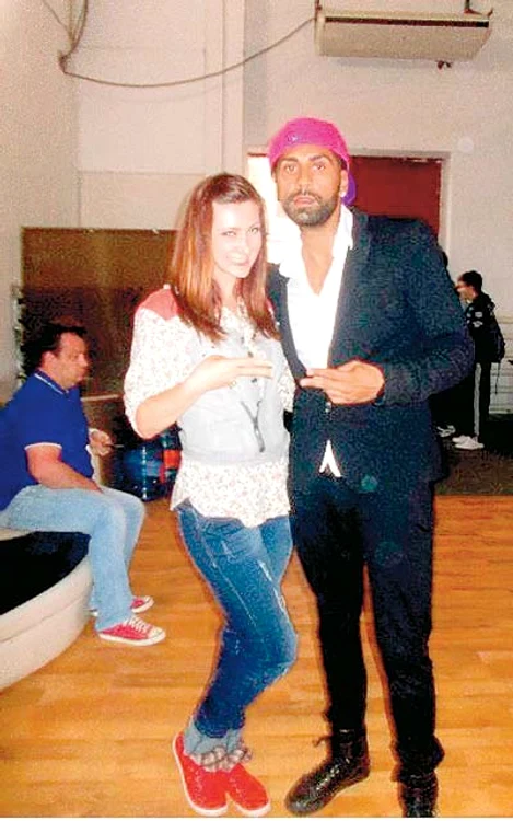 Gabriela a mers la  filmările pentru  un videoclip al  Antoniei şi nu  a ratat ocazia de  a se poza cu ea (Fotografii: Arhivă personală)