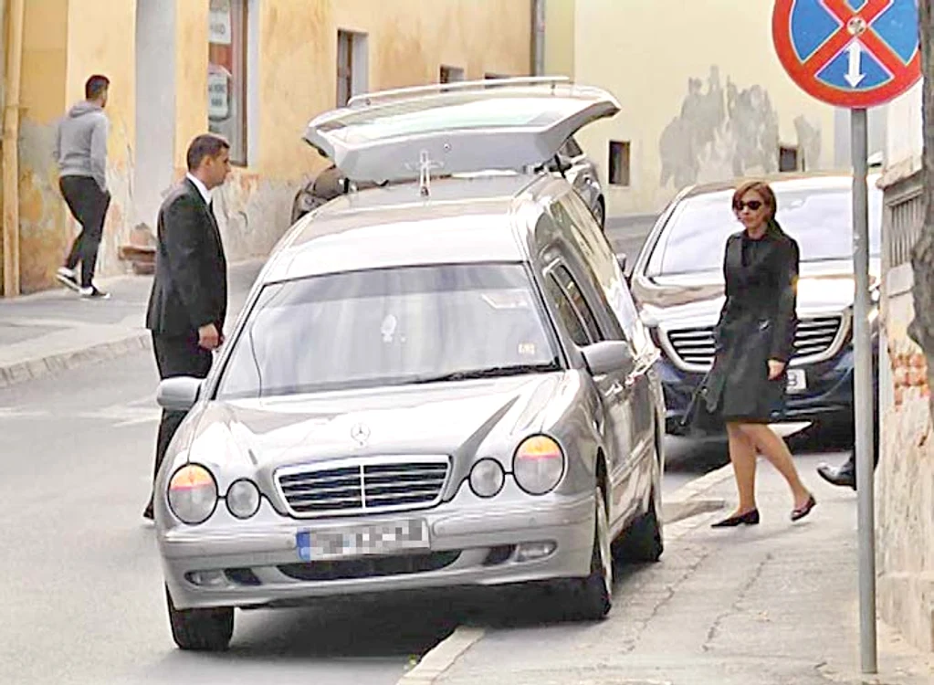 Carmen Iohannis  iese din casa  mamei sale