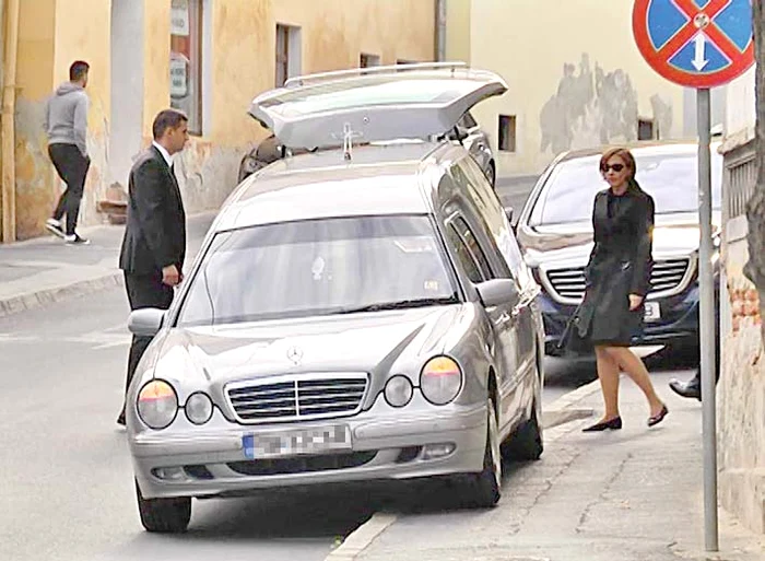 Carmen Iohannis  iese din casa  mamei sale