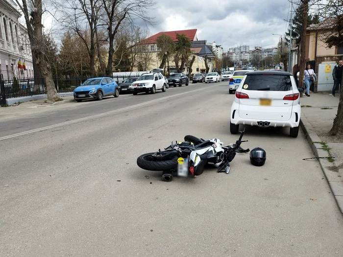 Elevul se afla pe motocicletă, chiar în fața școlii FOTO: martor