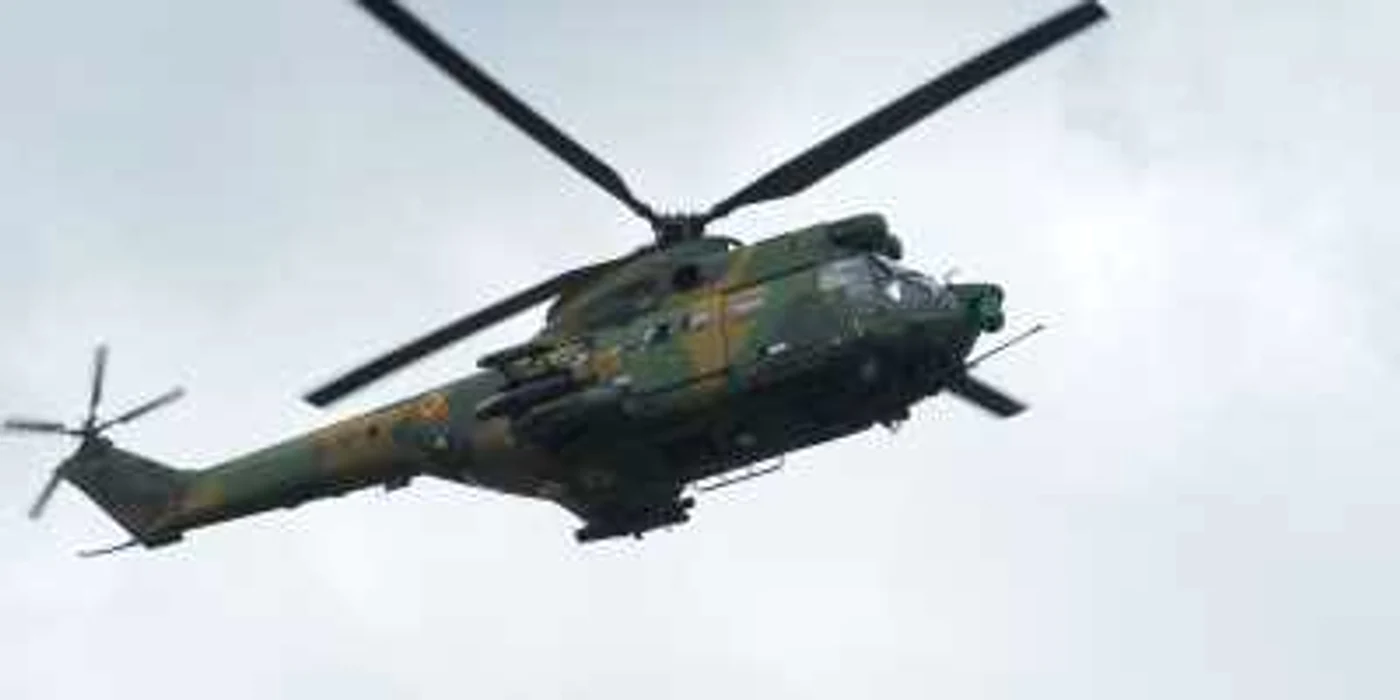 La bordul elicopterului se aflau trei persoane insa pana acum nu se cunosc detalii despre starea lor   FOTO: Mediafax