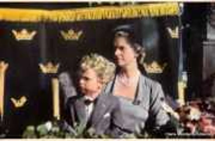 Principele de Coroana al Suediei Carl Gustaf impreuna cu mama sa, Principesa Sibylla la o ceremonie regala in Stockholm. Foto: carte postala, colectia Diana Mandache