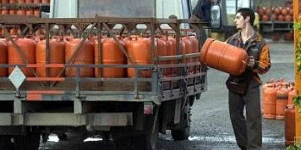 Buteliile se transportă doar în masini speciale, în condiţii de maximă securitate Foto: arhivă