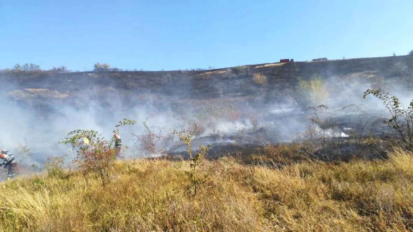 Incendiu la marginea Iaşiului FOTO ISU Iaşi